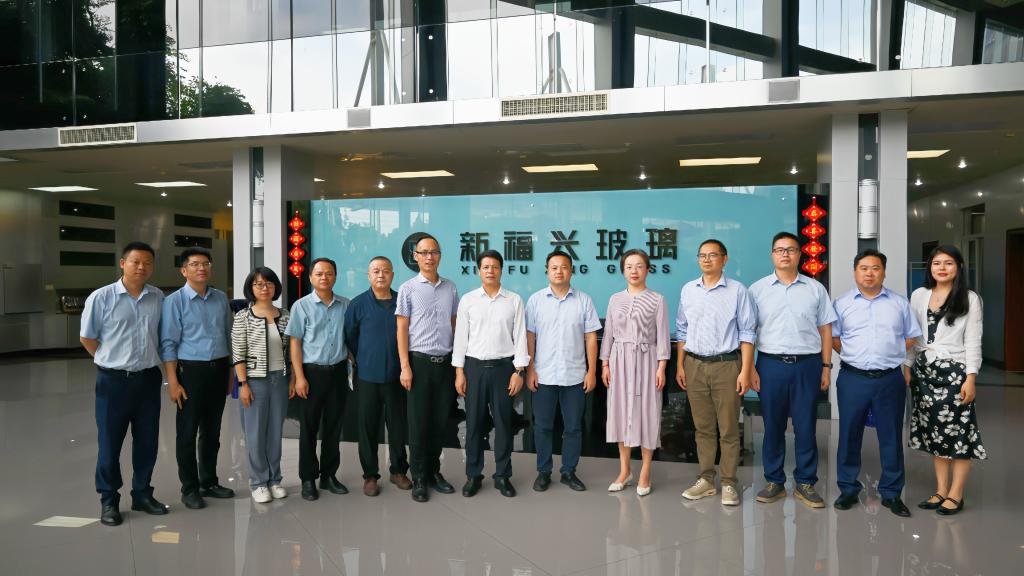 校长杨建义带队赴福建新福兴玻璃工业集团开展访企...